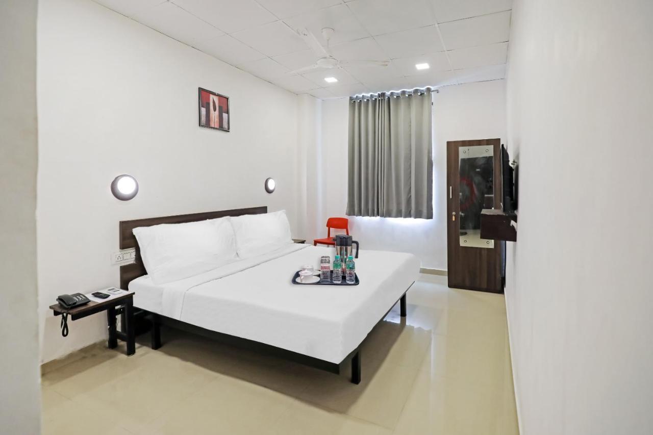 Hotel Gokul Solitaire, Surat Bhatha Exterior foto