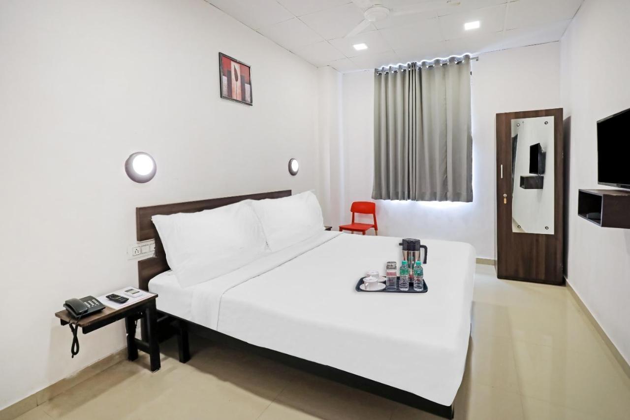 Hotel Gokul Solitaire, Surat Bhatha Exterior foto