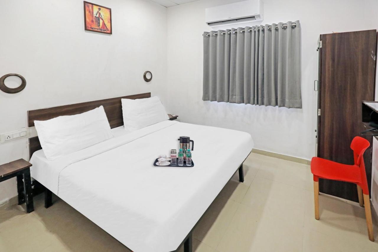 Hotel Gokul Solitaire, Surat Bhatha Exterior foto