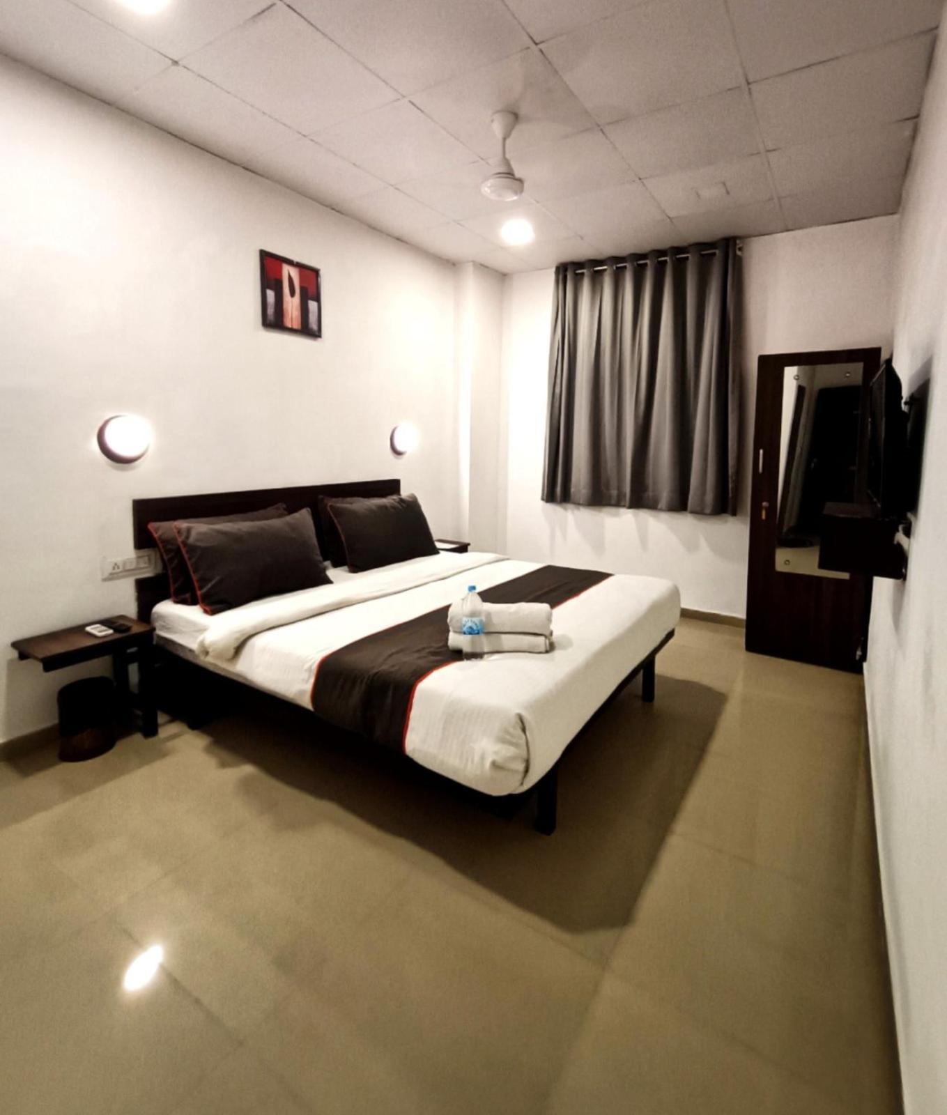 Hotel Gokul Solitaire, Surat Bhatha Exterior foto