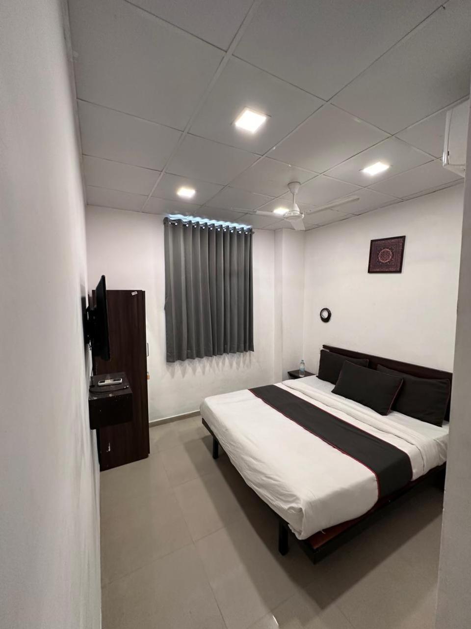 Hotel Gokul Solitaire, Surat Bhatha Exterior foto