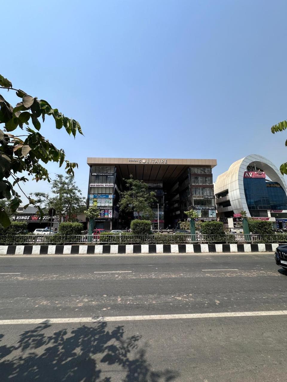 Hotel Gokul Solitaire, Surat Bhatha Exterior foto