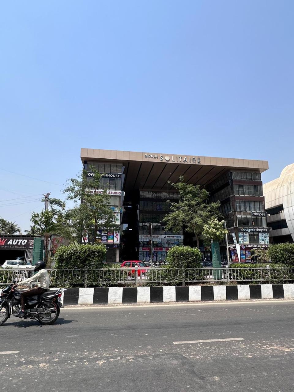 Hotel Gokul Solitaire, Surat Bhatha Exterior foto